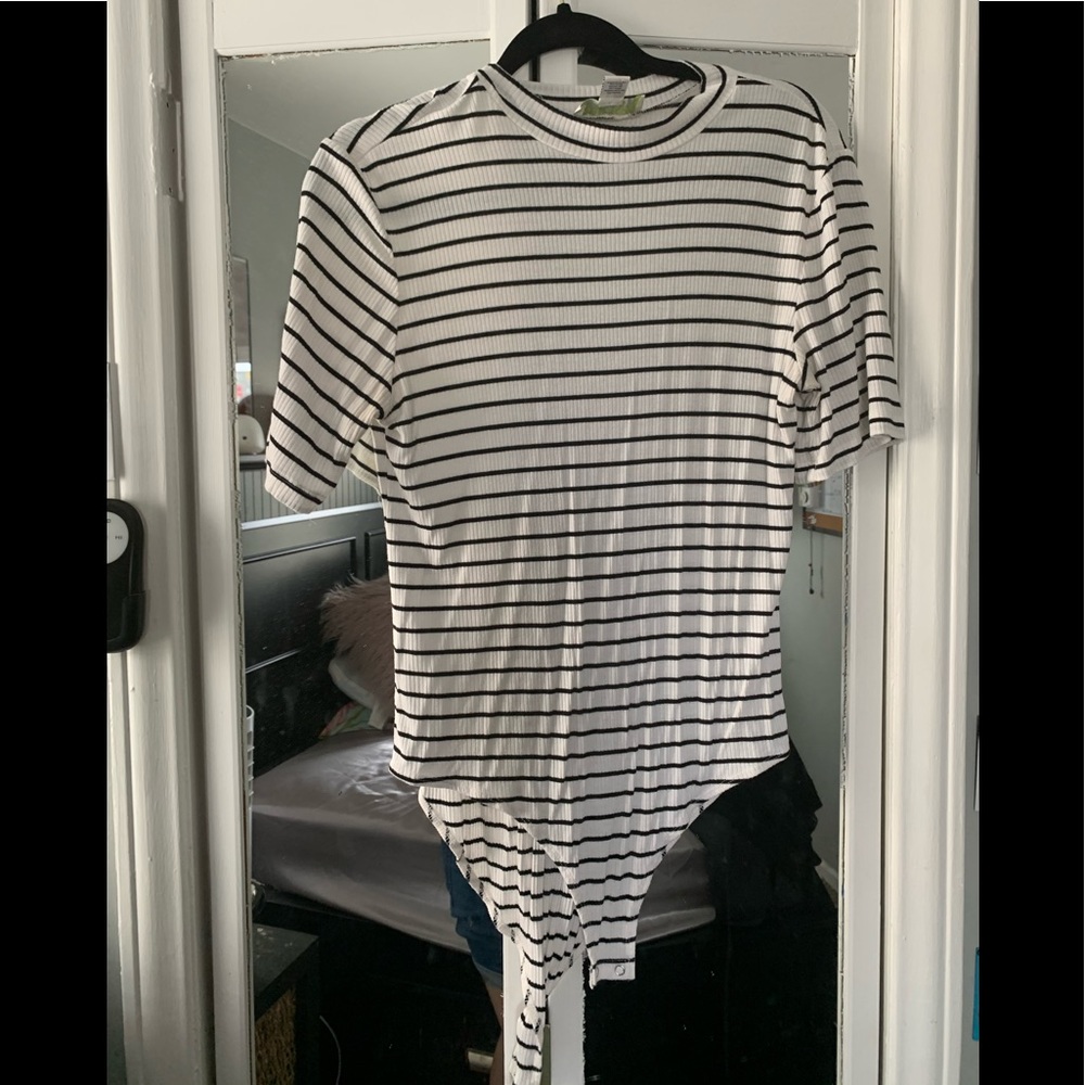STIPES BLACK AND WHITE FORVER 21 BODYSUIT